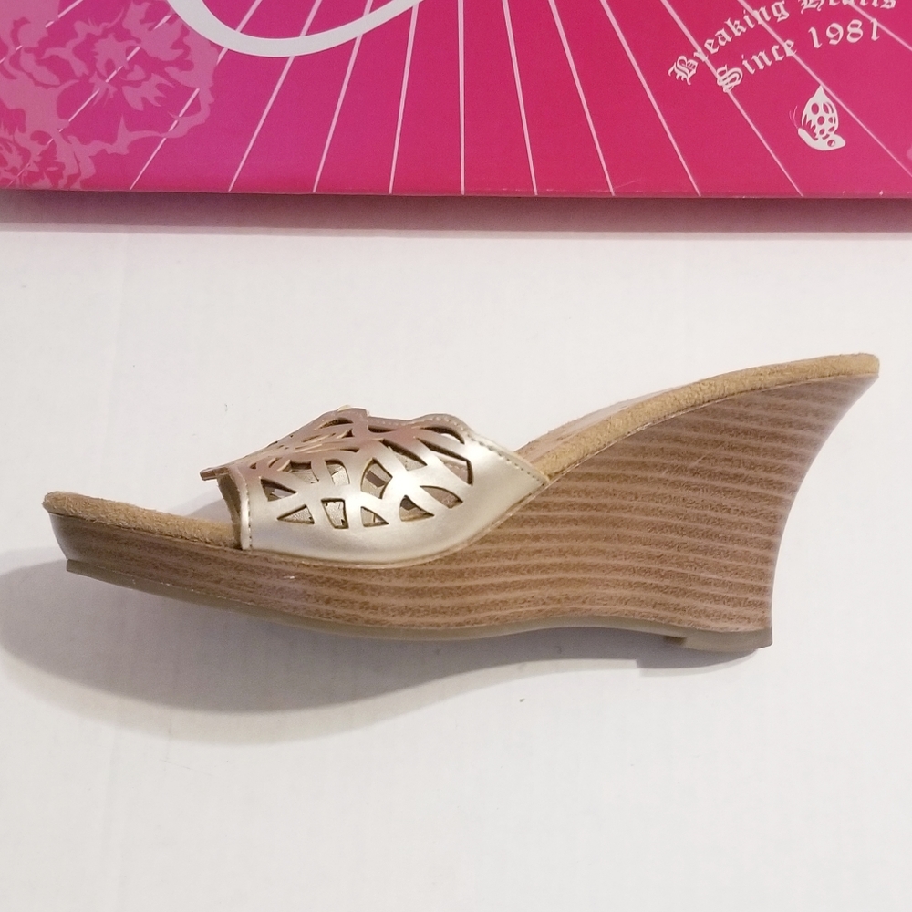 Candie's Metalic Sandles